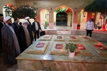 تصاویر/ ادای احترام آیت الله شب زنده دار به مقام شهدای گمنام ساری