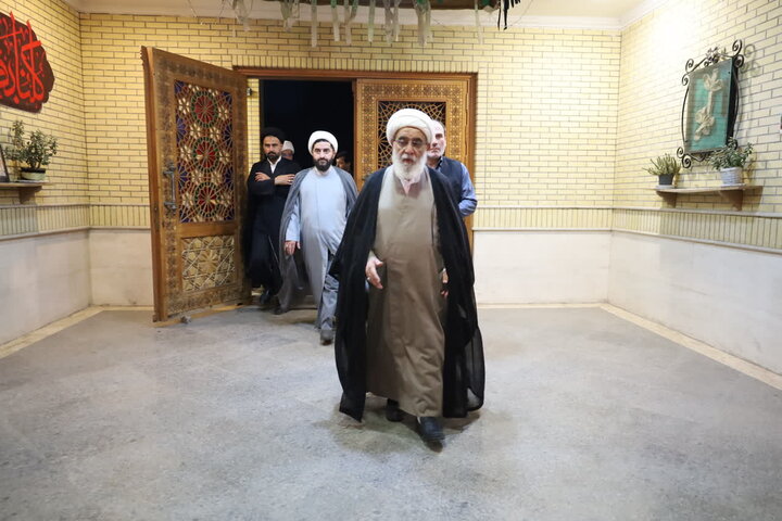 ادای احترام آیت الله شب زنده دار به مقام شامخ شهدای گمنام