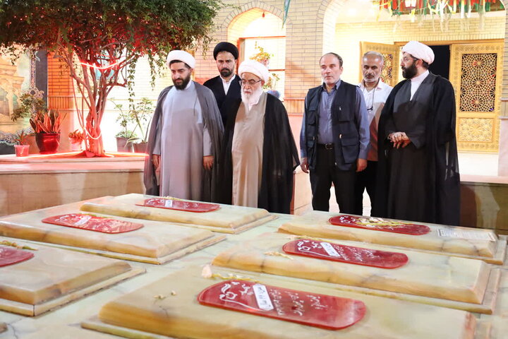 ادای احترام آیت الله شب زنده دار به مقام شامخ شهدای گمنام