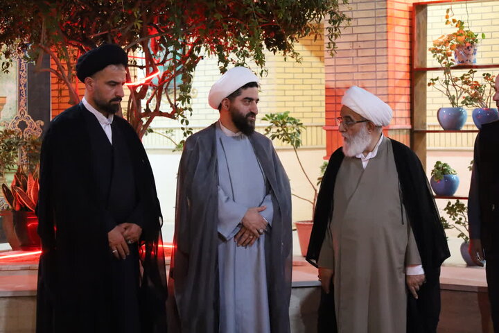 ادای احترام آیت الله شب زنده دار به مقام شامخ شهدای گمنام