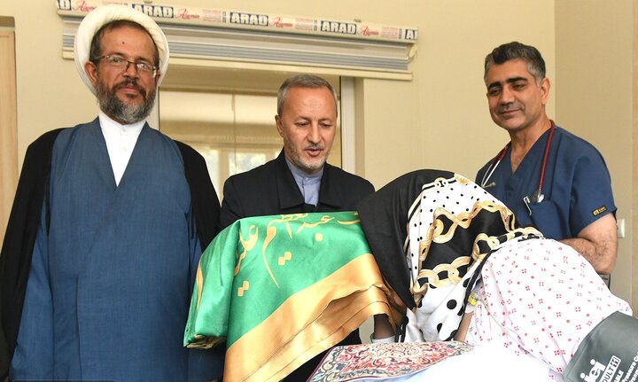 تصاویر/ حضور خادمین آستان مقدس حضرت عبدالعظیم(ع) در بیمارستان فیروزآبادی