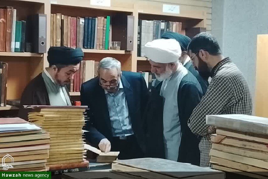 بازدید مسئولان حوزوی آذربایجان شرقی از گنجینه نسخ خطی و منابع پژوهشی مصلای تبریز + عکس