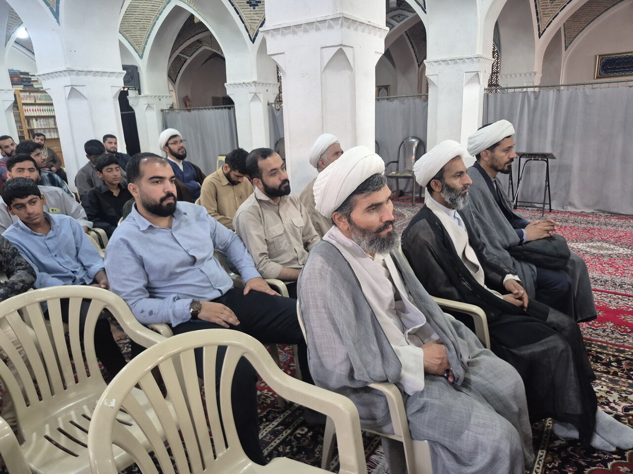 طلاب، زی‌طلبگی را بیشتر رعایت کنند