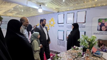 تصاویر/ برپایی غرفه «پناه» توسط مدرسه علمیه نرجسیه سیرجان در جشنواره فرهنگی هنری این شهر