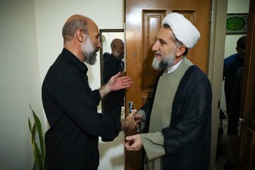 تصاویر / حضور امام جمعه قزوین در منزل خلبان شهید
