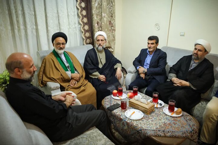تصاویر / حضور امام جمعه قزوین در منزل خلبان شهید