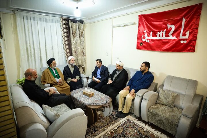 تصاویر / حضور امام جمعه قزوین در منزل خلبان شهید