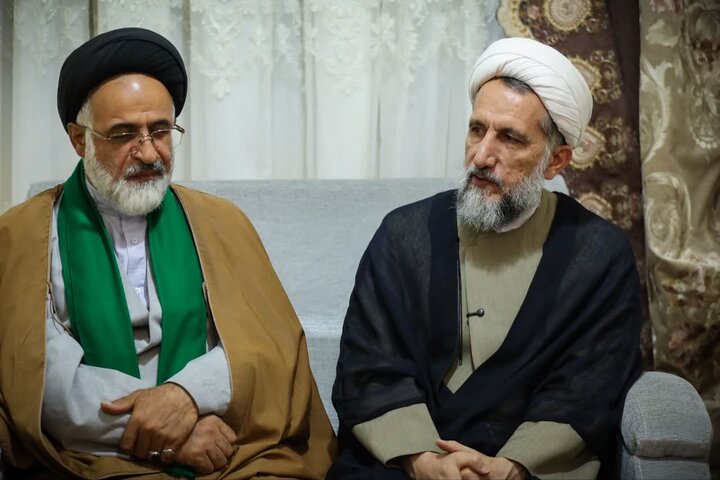 تصاویر / حضور امام جمعه قزوین در منزل خلبان شهید