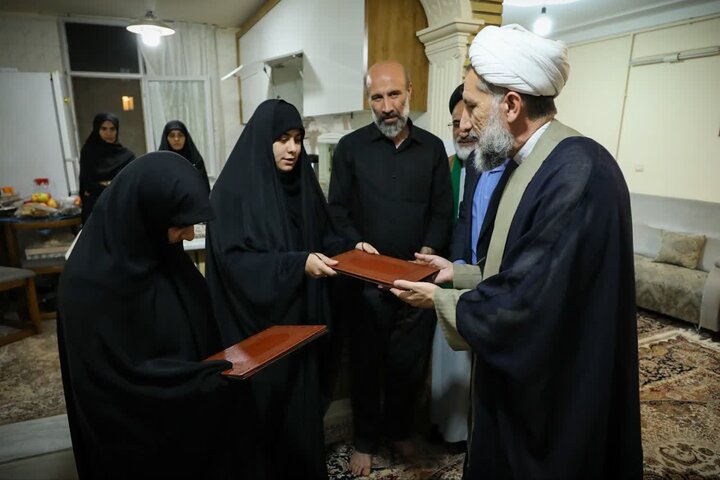 تصاویر / حضور امام جمعه قزوین در منزل خلبان شهید