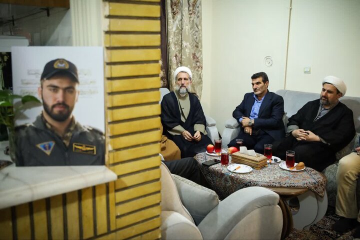 تصاویر / حضور امام جمعه قزوین در منزل خلبان شهید