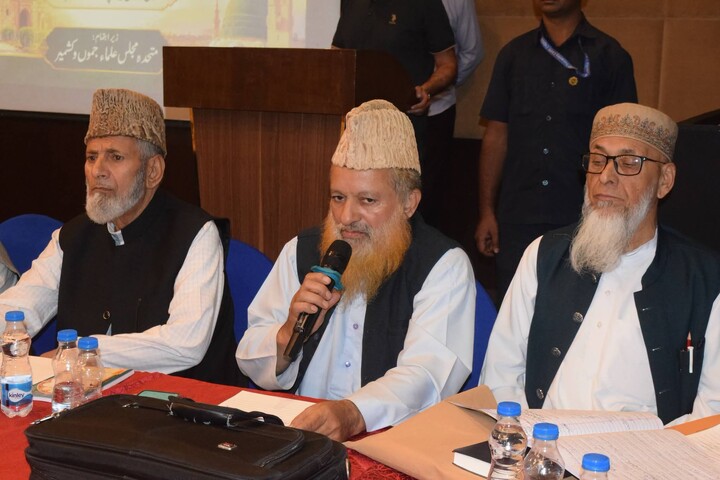 سرینگر میں متحدہ مجلسِ علماء کا اجلاس؛ علماء و مشائخ کا سماجی اصلاح اور اتحادِ اُمت پر زور