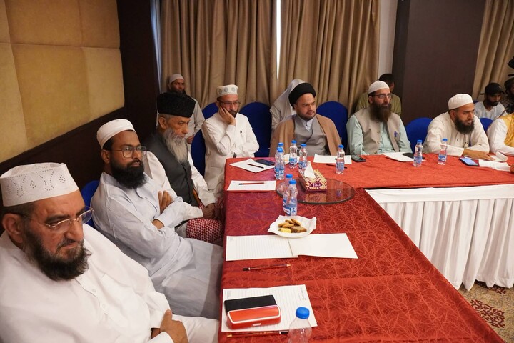 سرینگر میں متحدہ مجلسِ علماء کا اجلاس؛ علماء و مشائخ کا سماجی اصلاح اور اتحادِ اُمت پر زور