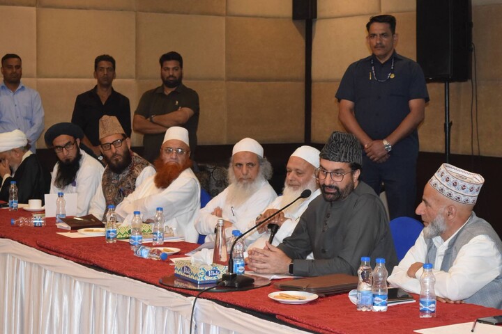 سرینگر میں متحدہ مجلسِ علماء کا اجلاس؛ علماء و مشائخ کا سماجی اصلاح اور اتحادِ اُمت پر زور