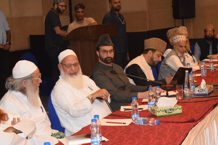 سرینگر میں متحدہ مجلسِ علماء کا اجلاس؛ علماء و مشائخ کا سماجی اصلاح اور اتحادِ اُمت پر زور
