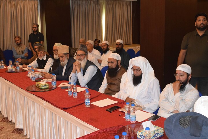سرینگر میں متحدہ مجلسِ علماء کا اجلاس؛ علماء و مشائخ کا سماجی اصلاح اور اتحادِ اُمت پر زور