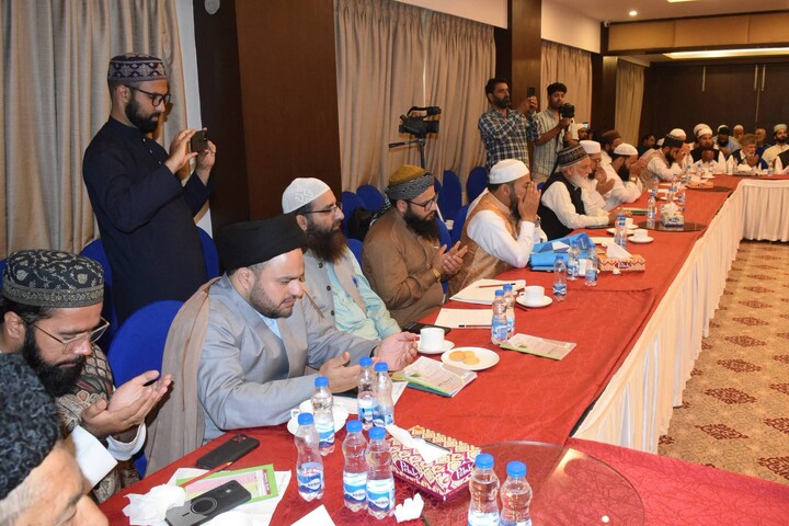 سرینگر میں متحدہ مجلسِ علماء کا اجلاس؛ علماء و مشائخ کا سماجی اصلاح اور اتحادِ اُمت پر زور