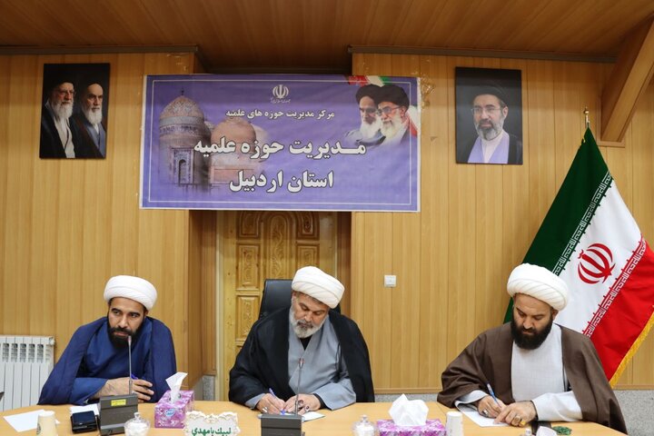 تصاویر/ نشست رابطین طرح امین مدارس اردبیل با معاون تبلیغ حوزه های علمیه
