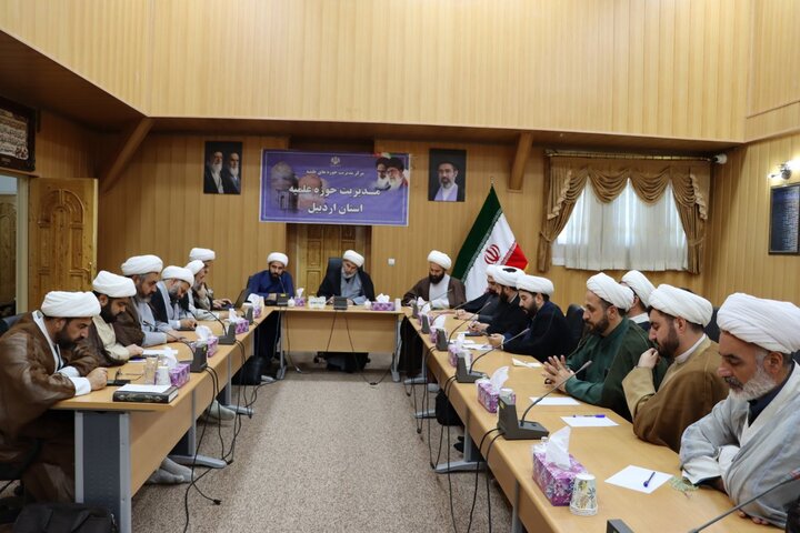 تصاویر/ نشست رابطین طرح امین مدارس اردبیل با معاون تبلیغ حوزه های علمیه