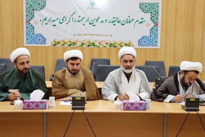تصاویر/ نشست رابطین طرح امین مدارس اردبیل با معاون تبلیغ حوزه های علمیه