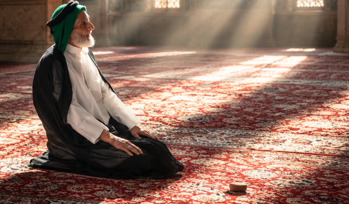 آیا قطع تسبیحات حضرت زهرا (س) برای فرستادن صلوات جایز است؟