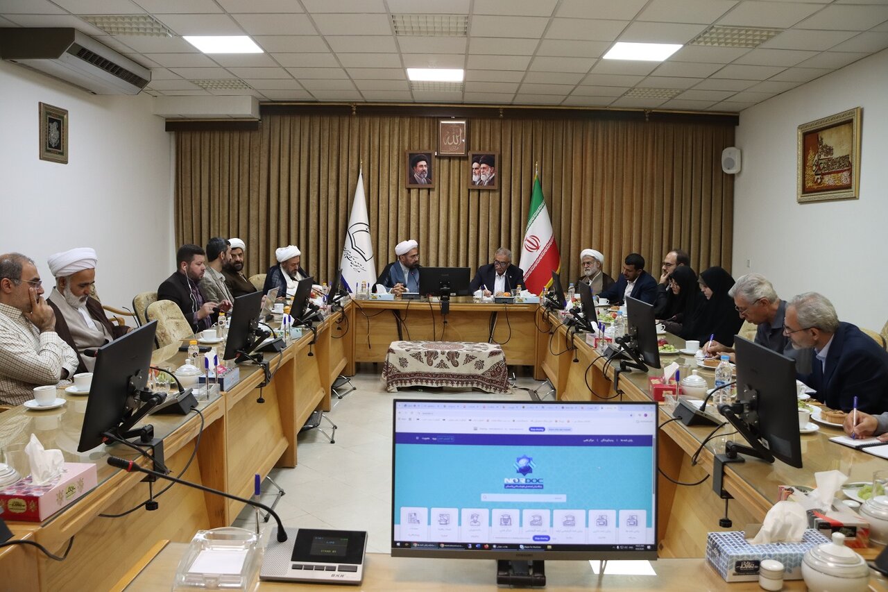 معاون پژوهشی وزارت علوم، تحقیقات و فناوری در حاشیه بازدید از مرکز نور