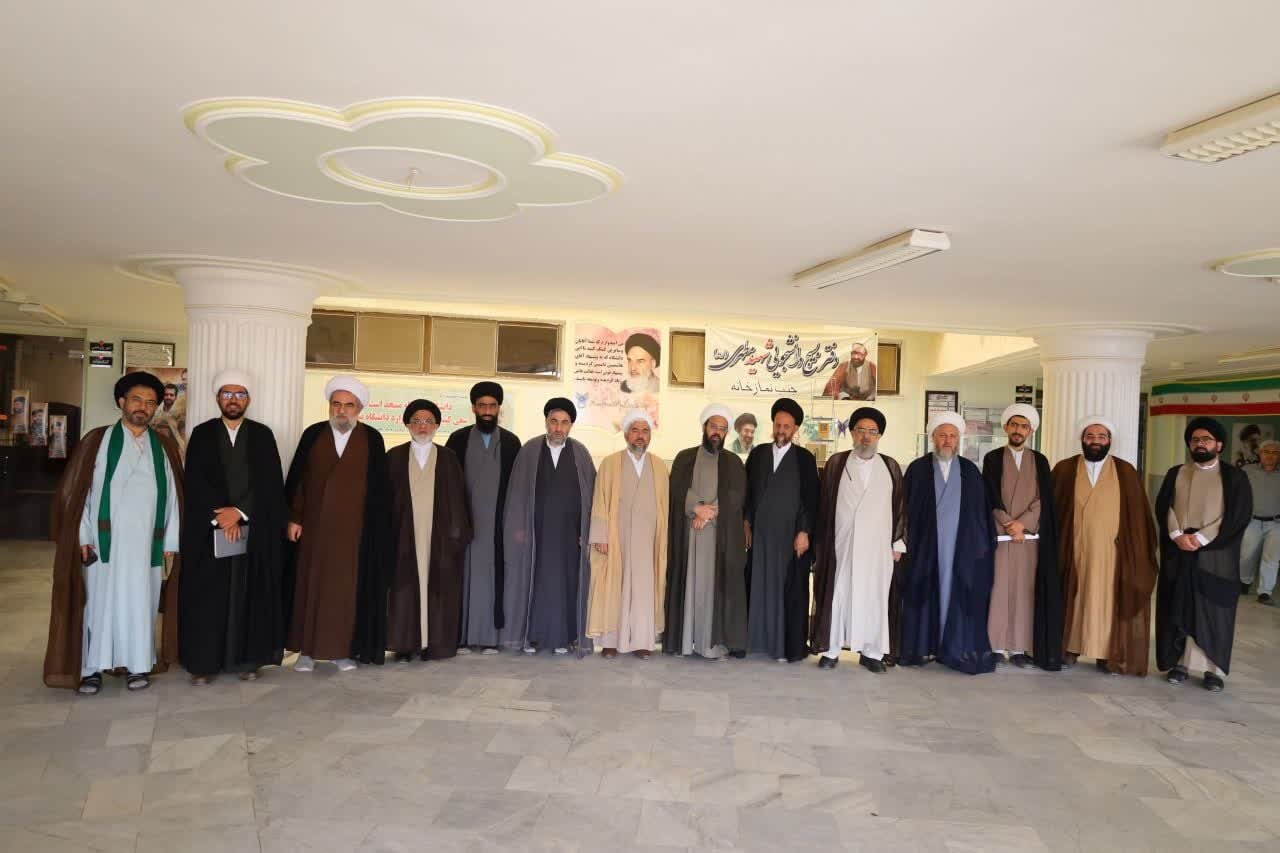 امام جماعت باید محور هدایت مسجد و محله باشد