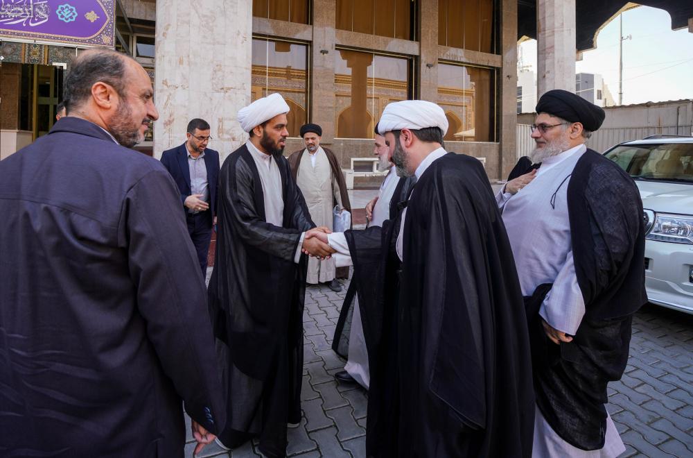 في رحاب مرقد أمير المؤمنين.. وفود حفل «ألفيَّة الحوزة العلمية» تتوافد إلى النجف الأشرف