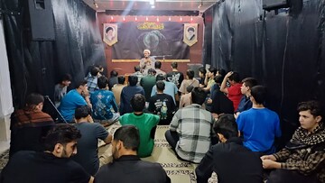 تصاویر / محفل عزاداری و یاد بود قائد شهید در مدرسه علمیه ولیعصر(عج)سامن