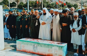 تصاویر/ اقامه نماز بر پیکر مولوی یوسف گرگیج در زاهدان