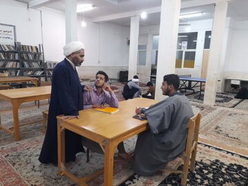 تصاویر/ نشست بصیرتی و مباحثه طلاب مدرسه علمیه آیت الله مصطفوی (ره) کاشان