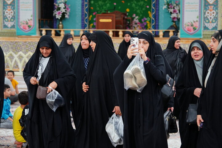 مسؤولات عراقيات يتشرفن بزيارة مرقد السيدة فاطمة المعصومة (عليها السلام)