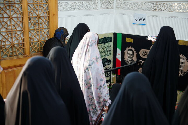 مسؤولات عراقيات يتشرفن بزيارة مرقد السيدة فاطمة المعصومة (عليها السلام)