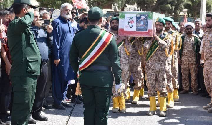 تصاویر/ اقامه نماز وحدت بر پیکر شهید مولوی یوسف گرگیج در زاهدان