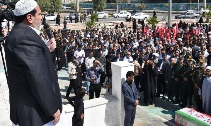 تصاویر/ اقامه نماز وحدت بر پیکر شهید مولوی یوسف گرگیج در زاهدان
