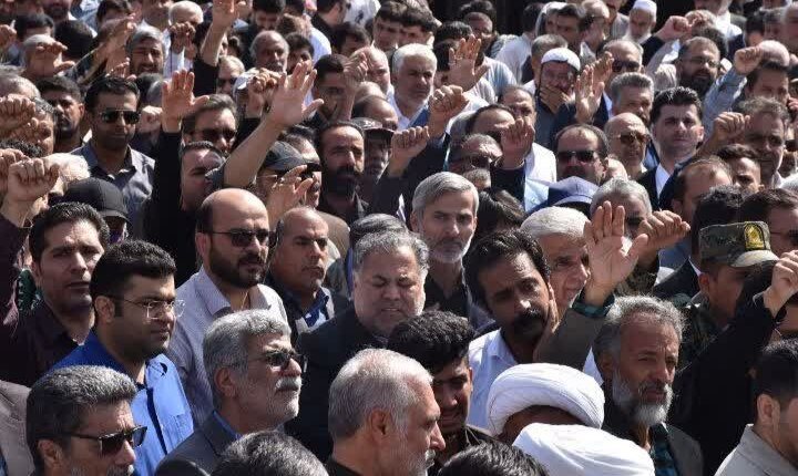 تصاویر/ اقامه نماز وحدت بر پیکر شهید مولوی یوسف گرگیج در زاهدان