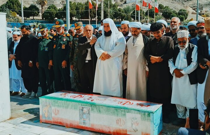 تصاویر/ اقامه نماز وحدت بر پیکر شهید مولوی یوسف گرگیج در زاهدان