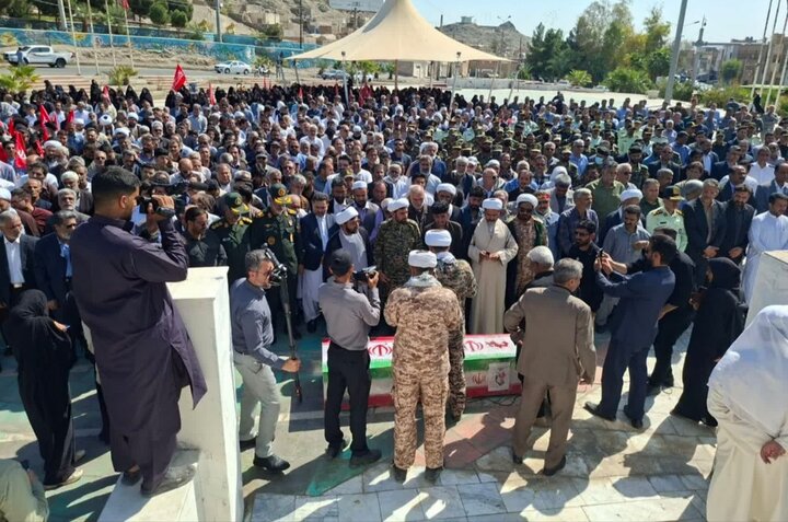 تصاویر/ اقامه نماز وحدت بر پیکر شهید مولوی یوسف گرگیج در زاهدان