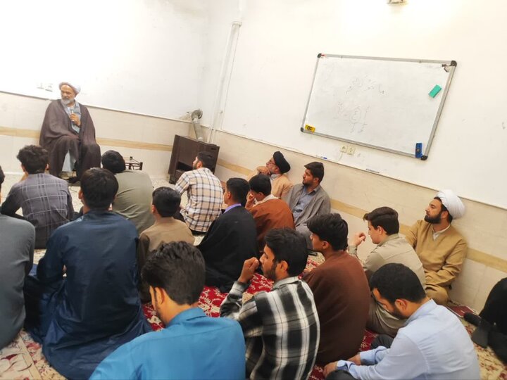 تصاویر/ نشست بصیرتی و مباحثه طلاب مدرسه علمیه حضرت آیت الله مصطفوی (ره) کاشان