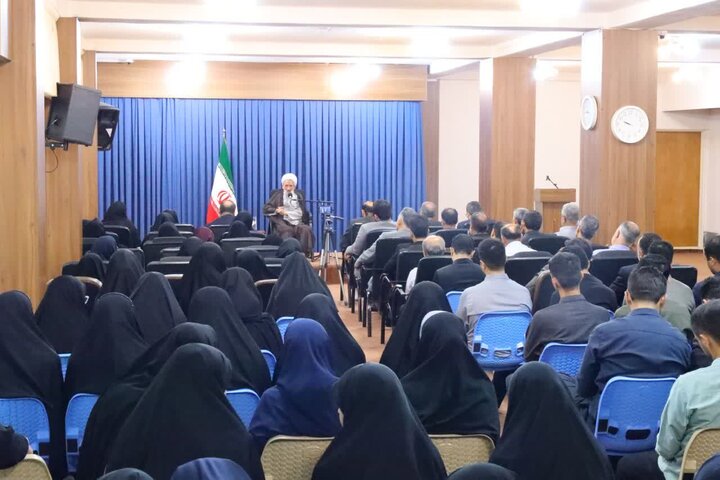 تصاویر/ دیدار جمعی از جهادگران عرصه تعلیم و تربیت ناحیه یک ساری با نماینده ولی فقیه در مازندران