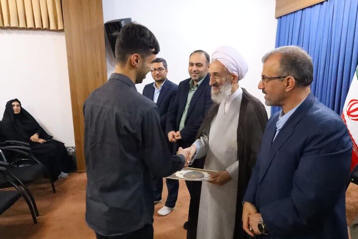 تصاویر/ دیدار جمعی از جهادگران عرصه تعلیم و تربیت ناحیه یک ساری با نماینده ولی فقیه در مازندران