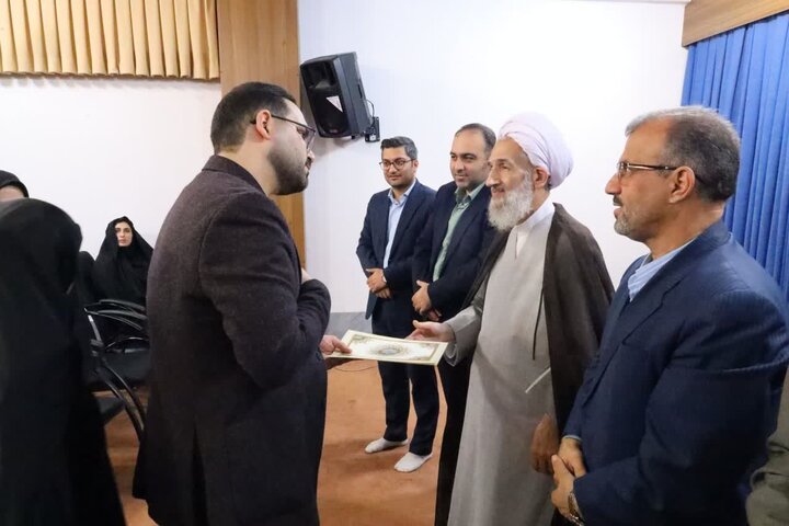 تصاویر/ دیدار جمعی از جهادگران عرصه تعلیم و تربیت ناحیه یک ساری با نماینده ولی فقیه در مازندران