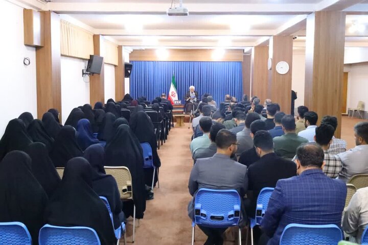 تصاویر/ دیدار جمعی از جهادگران عرصه تعلیم و تربیت ناحیه یک ساری با نماینده ولی فقیه در مازندران