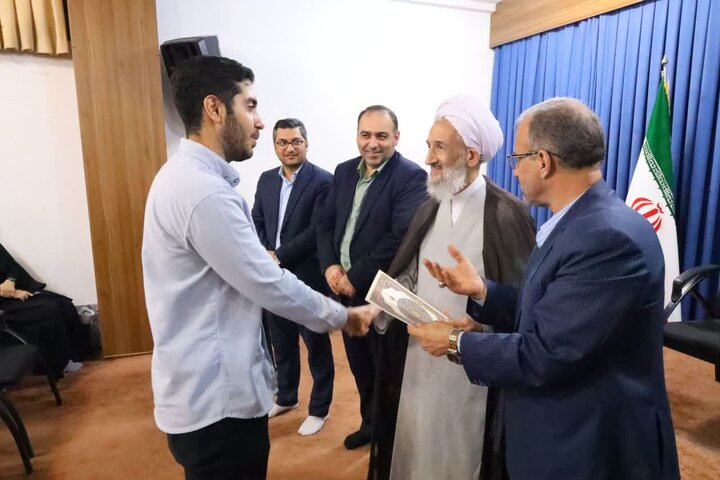 تصاویر/ دیدار جمعی از جهادگران عرصه تعلیم و تربیت ناحیه یک ساری با نماینده ولی فقیه در مازندران