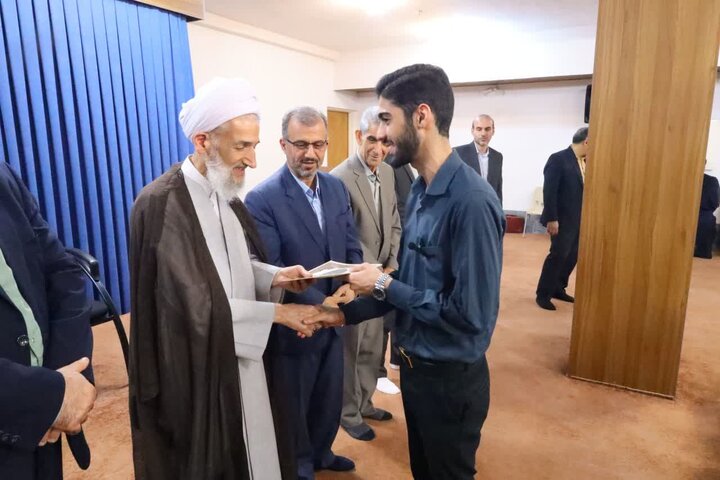 تصاویر/ دیدار جمعی از جهادگران عرصه تعلیم و تربیت ناحیه یک ساری با نماینده ولی فقیه در مازندران