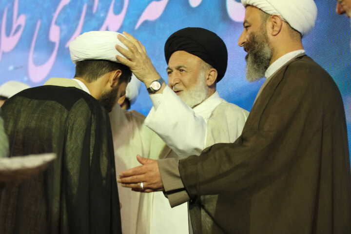 عدد من طلاب حوزة مرقد السيد عبد العظيم الحسني يتشرفون بلبس العمائم