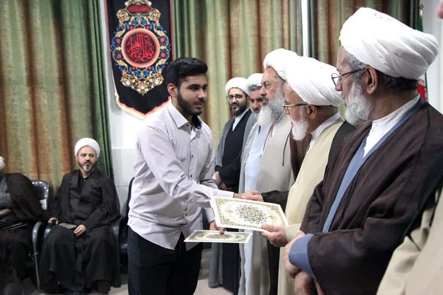 تجلیل از طلاب برتر علمی و جهادگر حوزه علمیه کرمانشاه+عکس