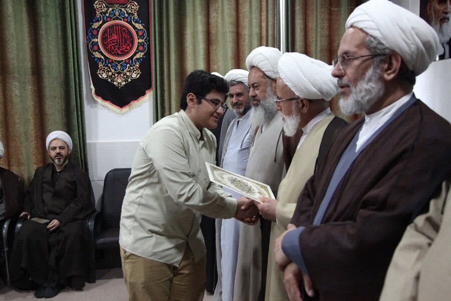 تجلیل از طلاب برتر علمی و جهادگر حوزه علمیه کرمانشاه+عکس