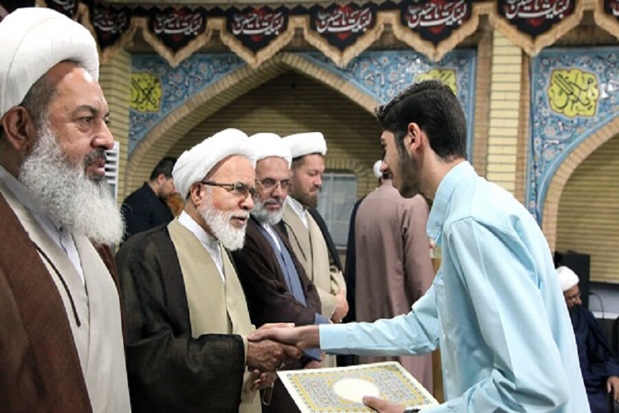 تجلیل از طلاب برتر علمی و جهادگر حوزه علمیه کرمانشاه+عکس