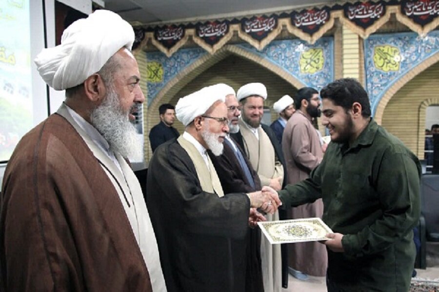 تجلیل از طلاب برتر علمی و جهادگر حوزه علمیه کرمانشاه+عکس