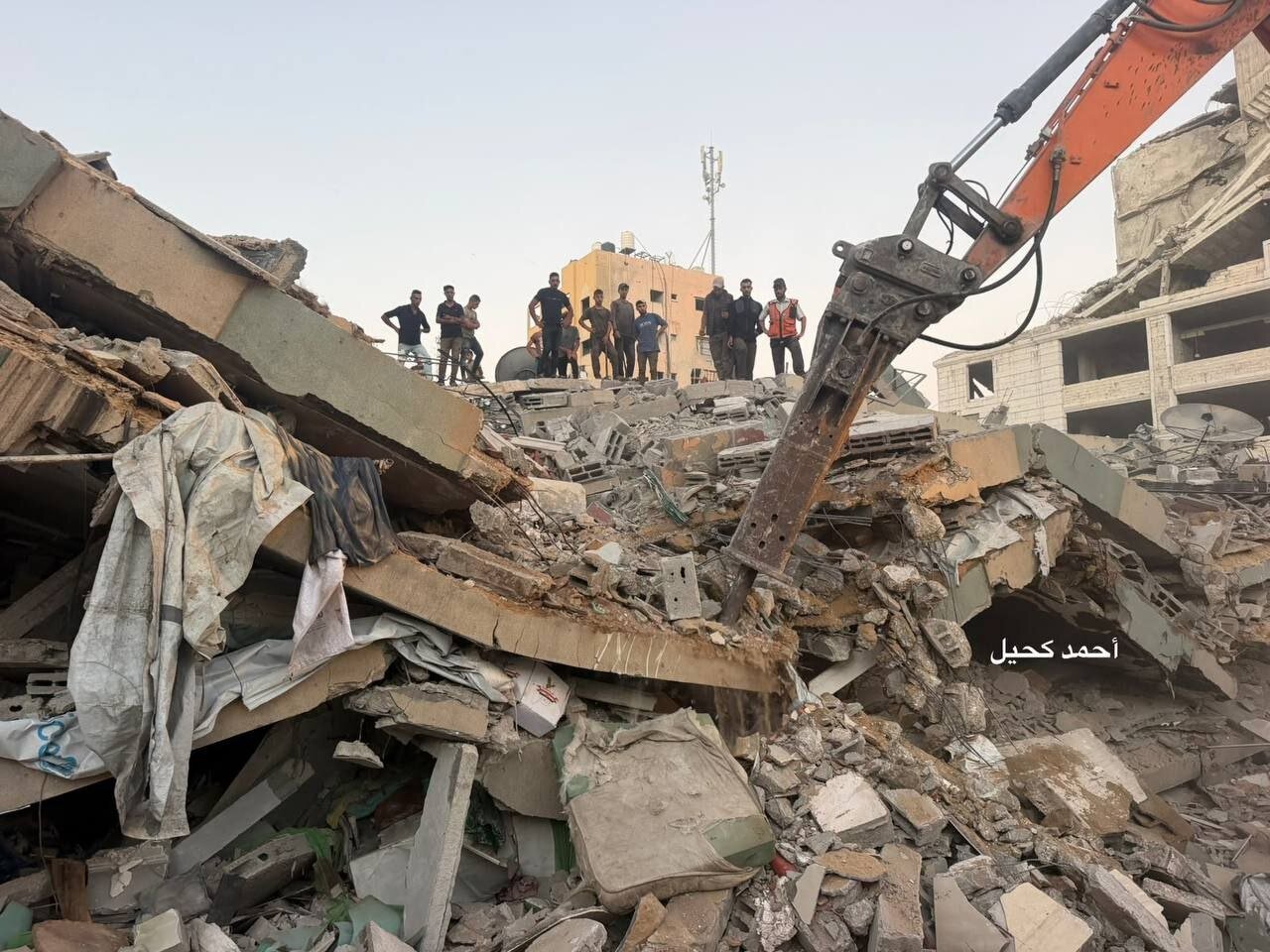 عشرات القتلى والجرحى والمفقودين بانهيار مبنى في غزة